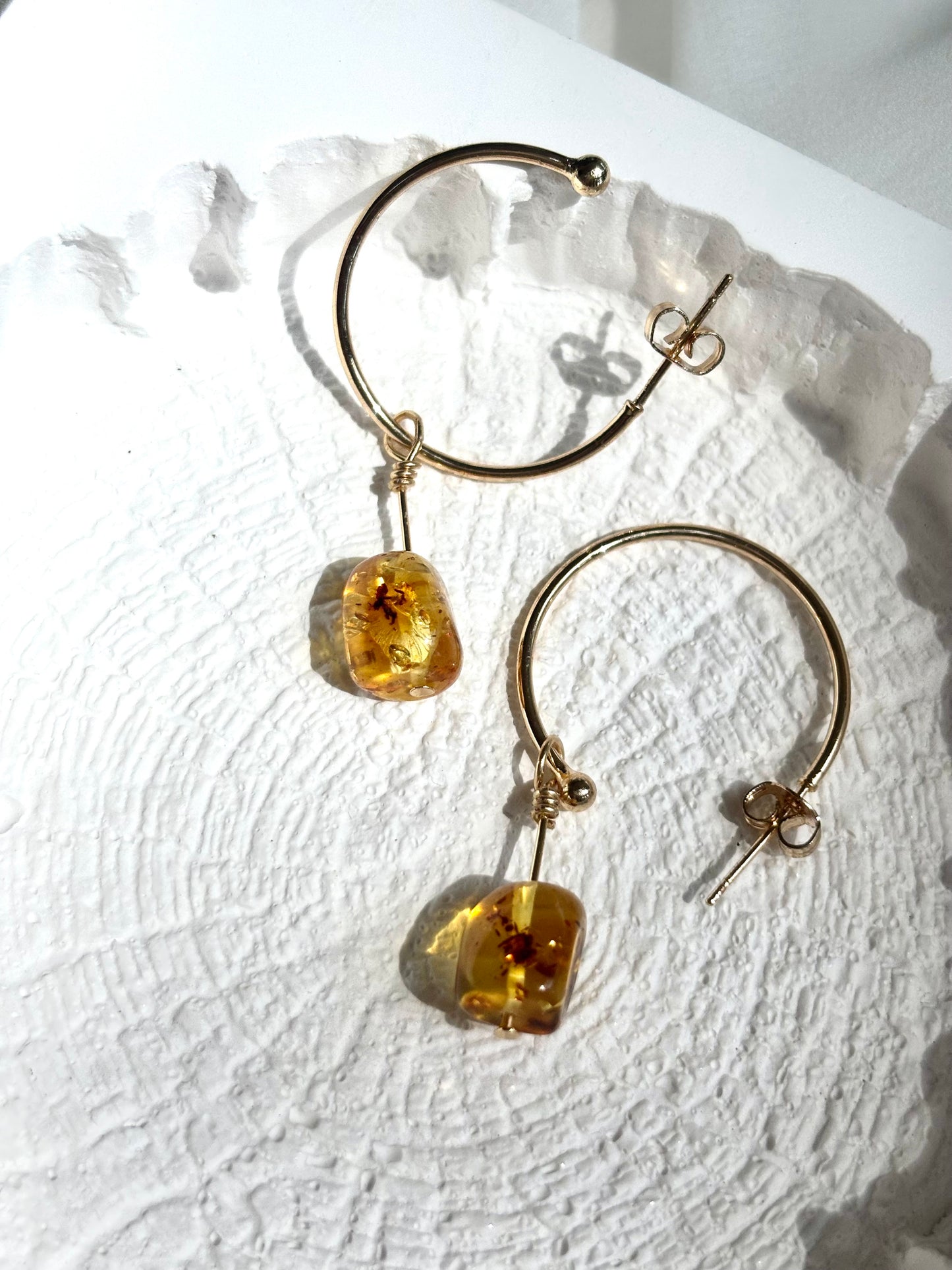 Golden Glow – Natural Floating Flower Amber Hoop Earrings