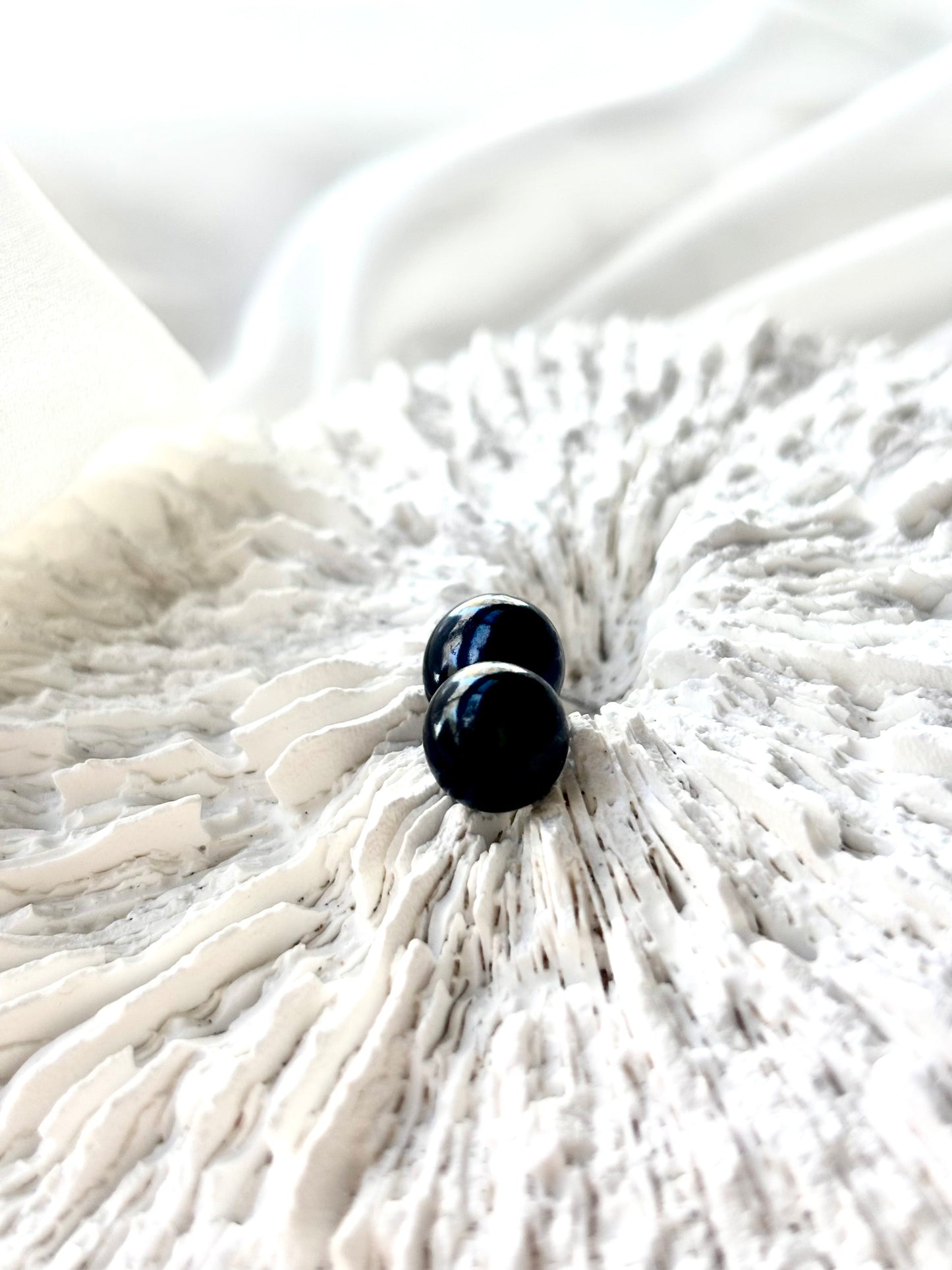 Midnight Vibe – Black Pearl Stud Earrings