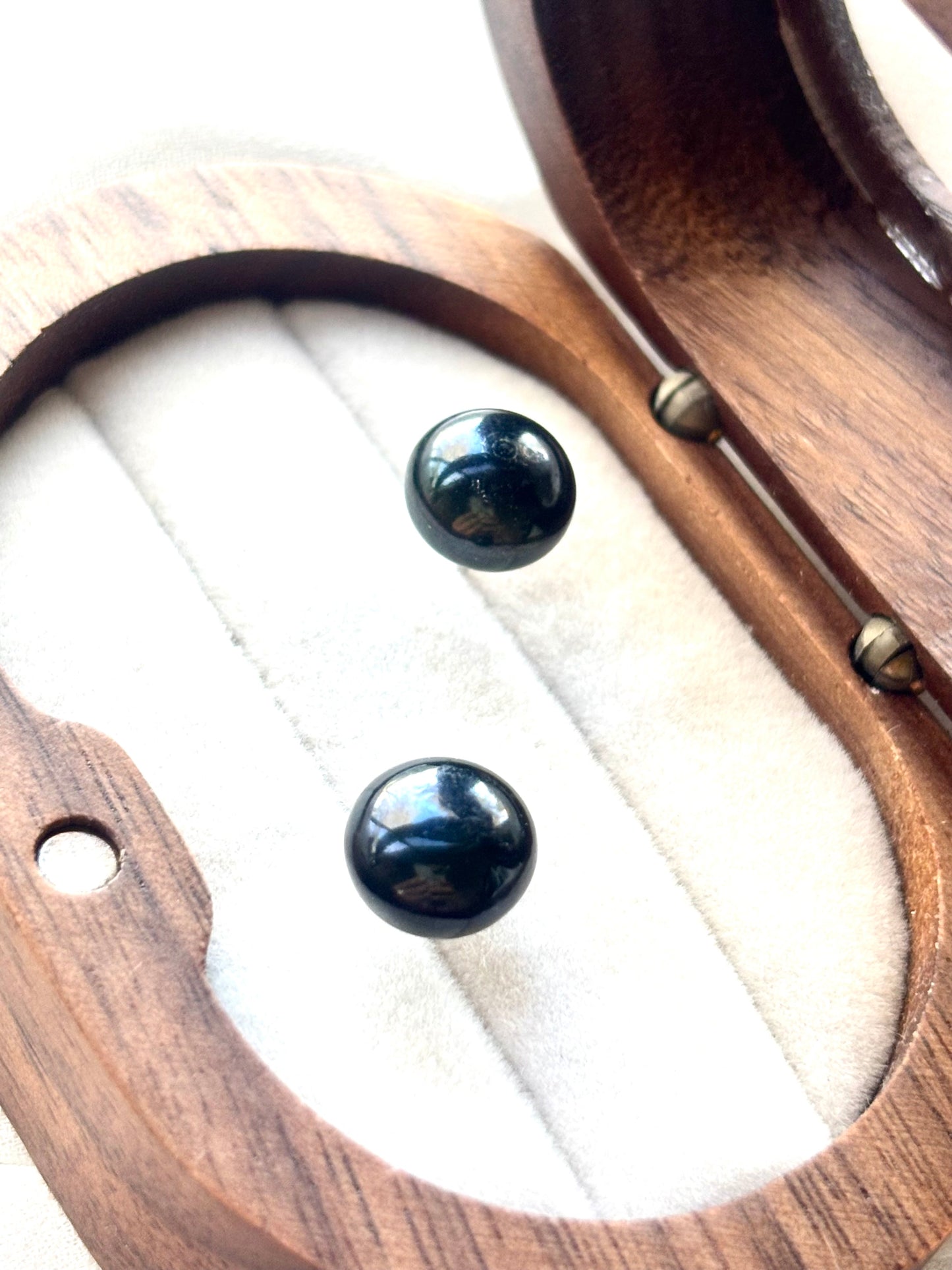 Midnight Vibe – Black Pearl Stud Earrings