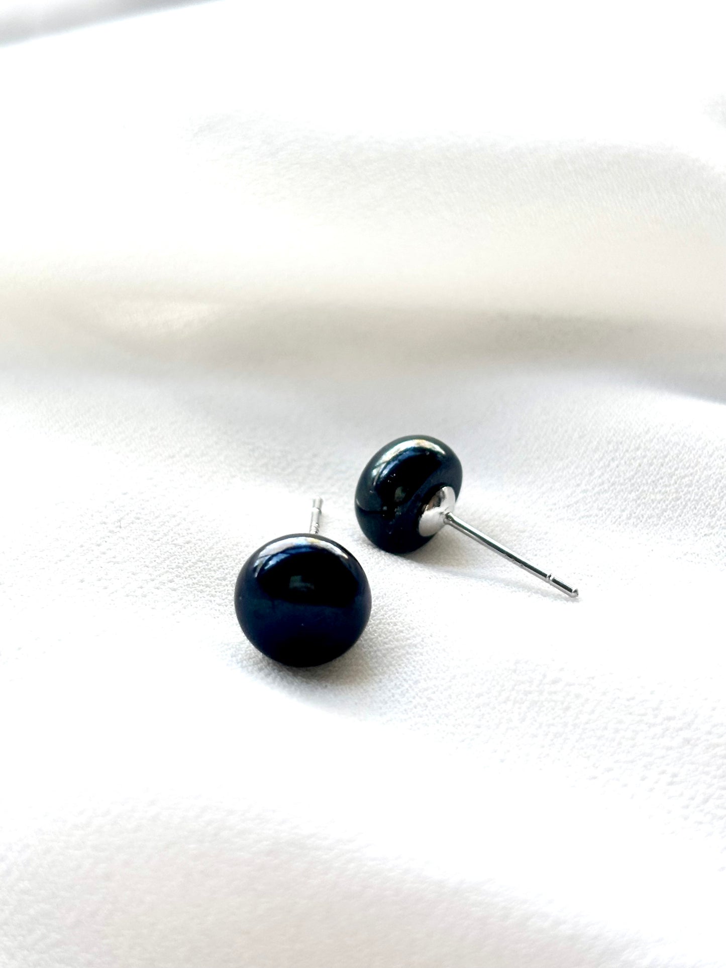 Midnight Vibe – Black Pearl Stud Earrings