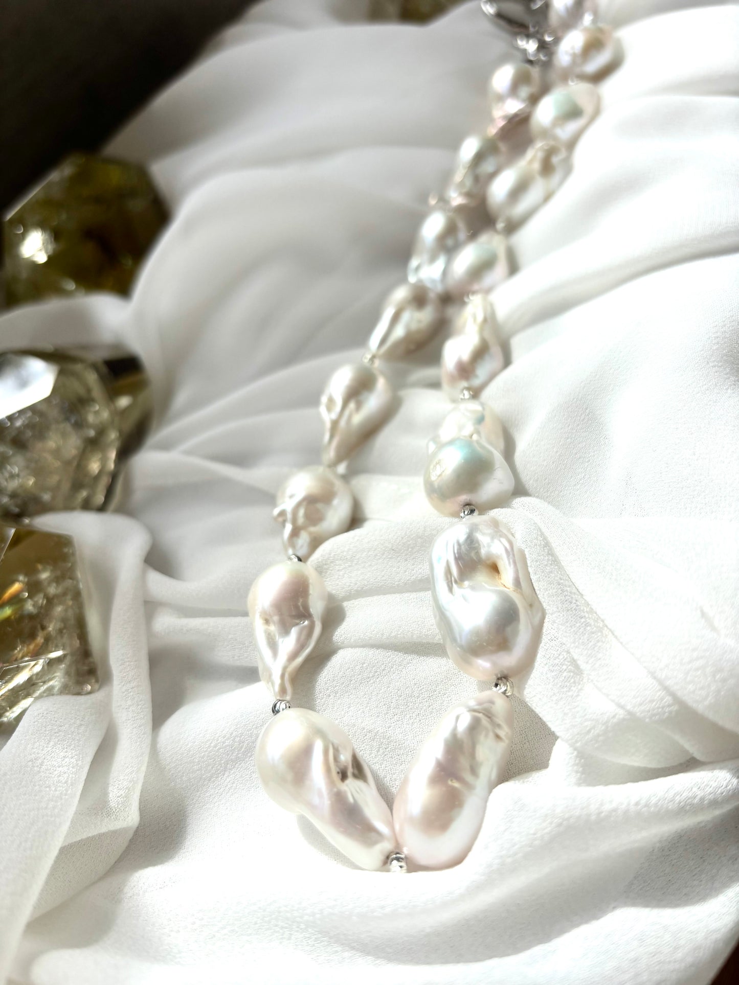 White Camellia Veil – Baroque Pearl Necklace