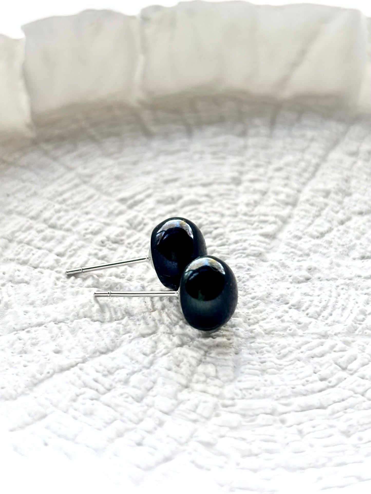 Midnight Vibe – Black Pearl Stud Earrings