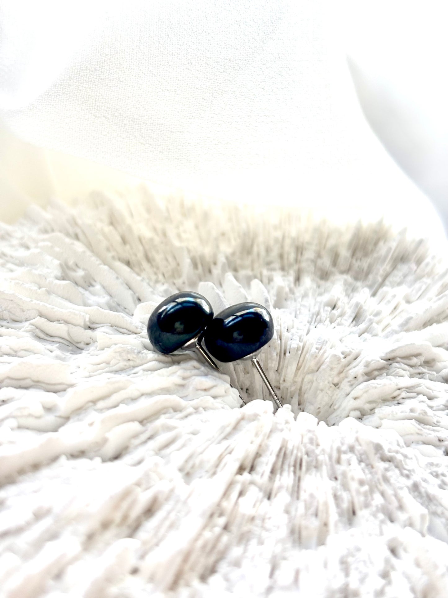 Midnight Vibe – Black Pearl Stud Earrings