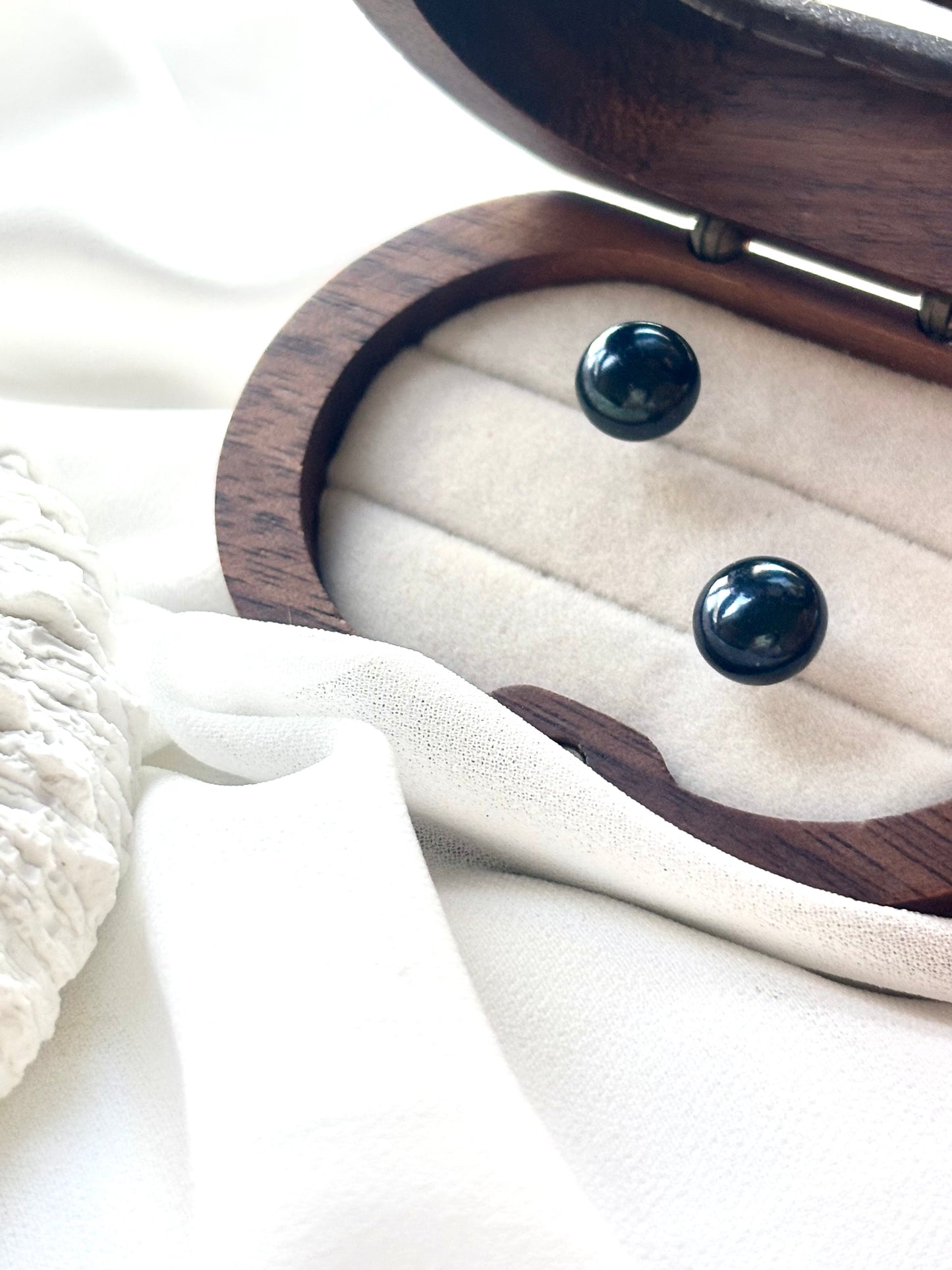 Midnight Vibe – Black Pearl Stud Earrings