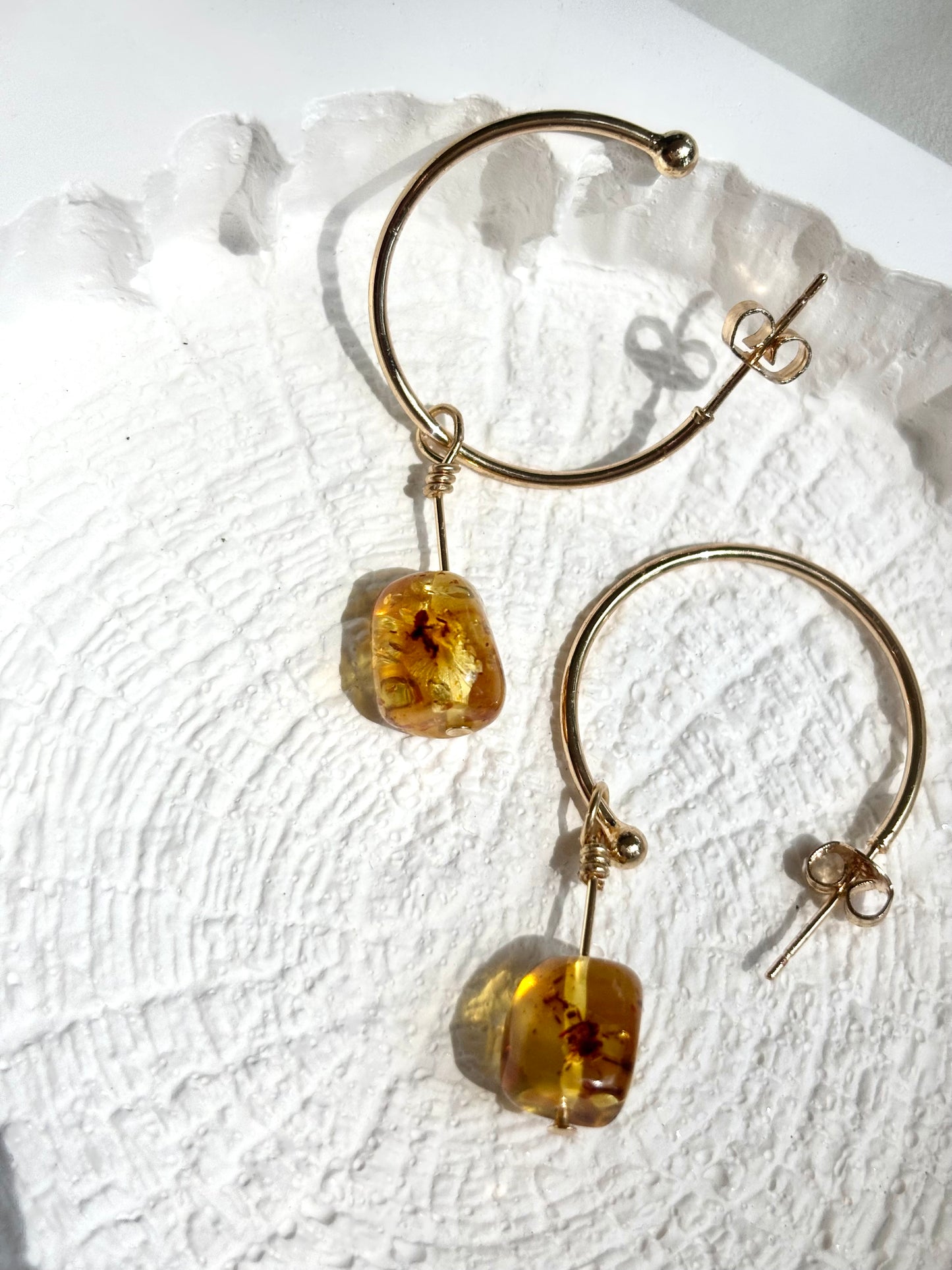 Golden Glow – Natural Floating Flower Amber Hoop Earrings