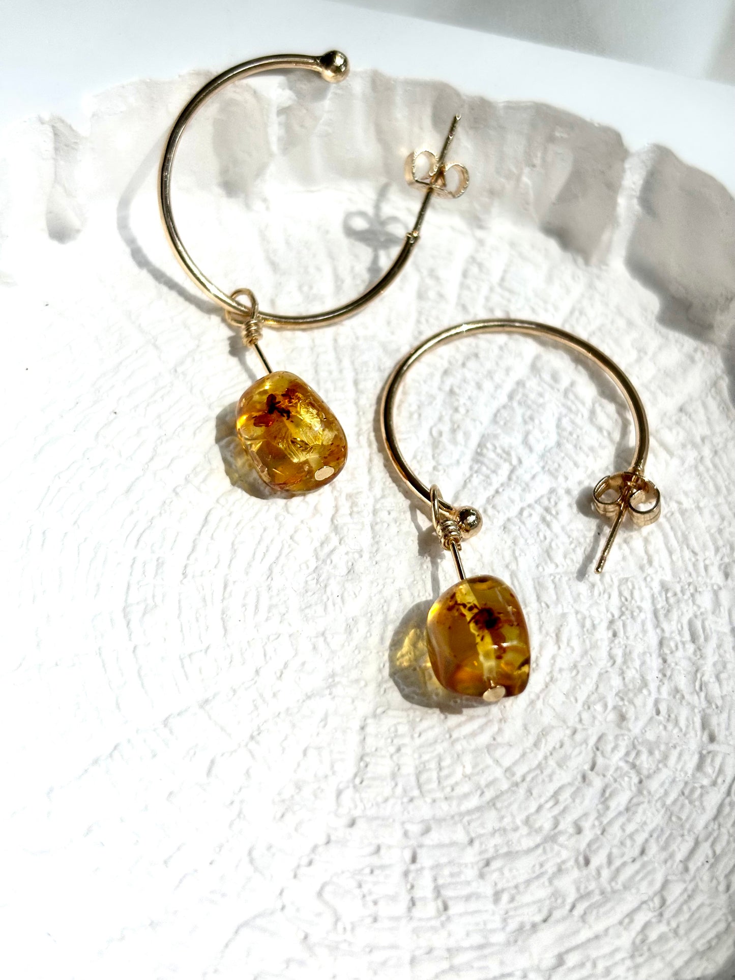 Golden Glow – Natural Floating Flower Amber Hoop Earrings