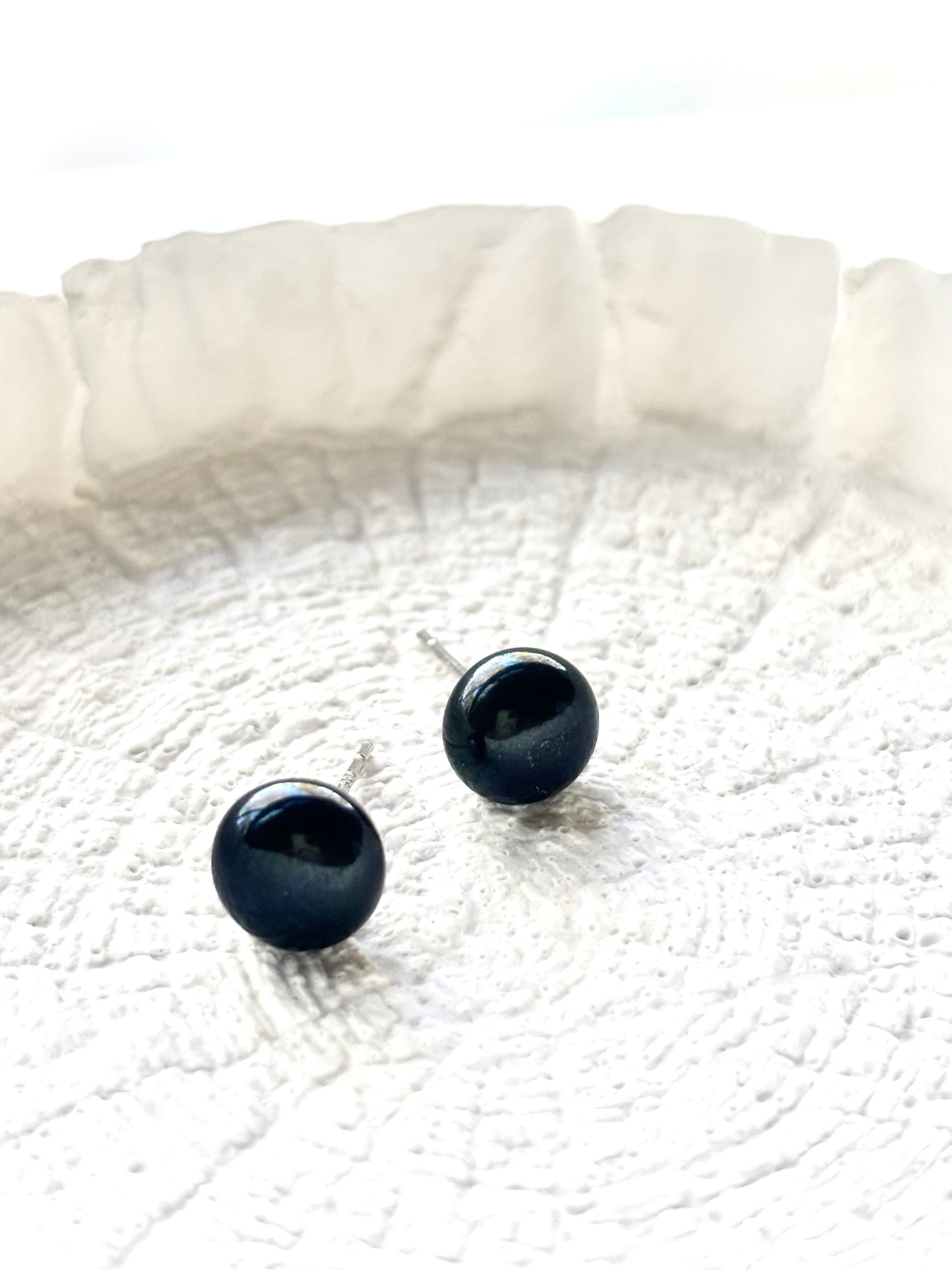 Midnight Vibe – Black Pearl Stud Earrings
