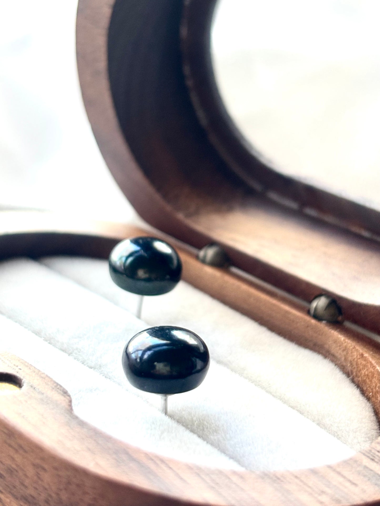 Midnight Vibe – Black Pearl Stud Earrings