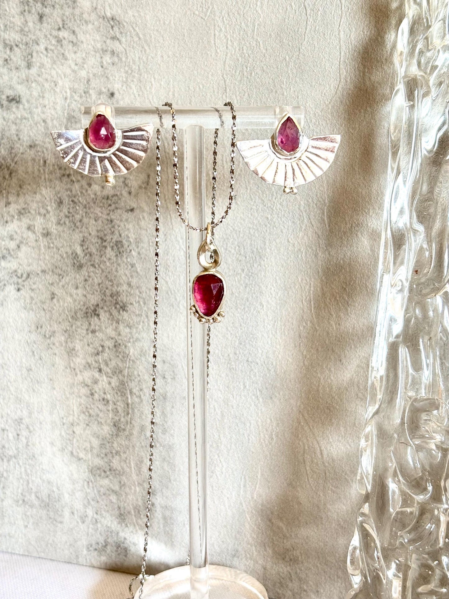 Natural Strawberry Vivid Magenta Thai Ruby Pear-shaped stone 925 sterling silver necklace