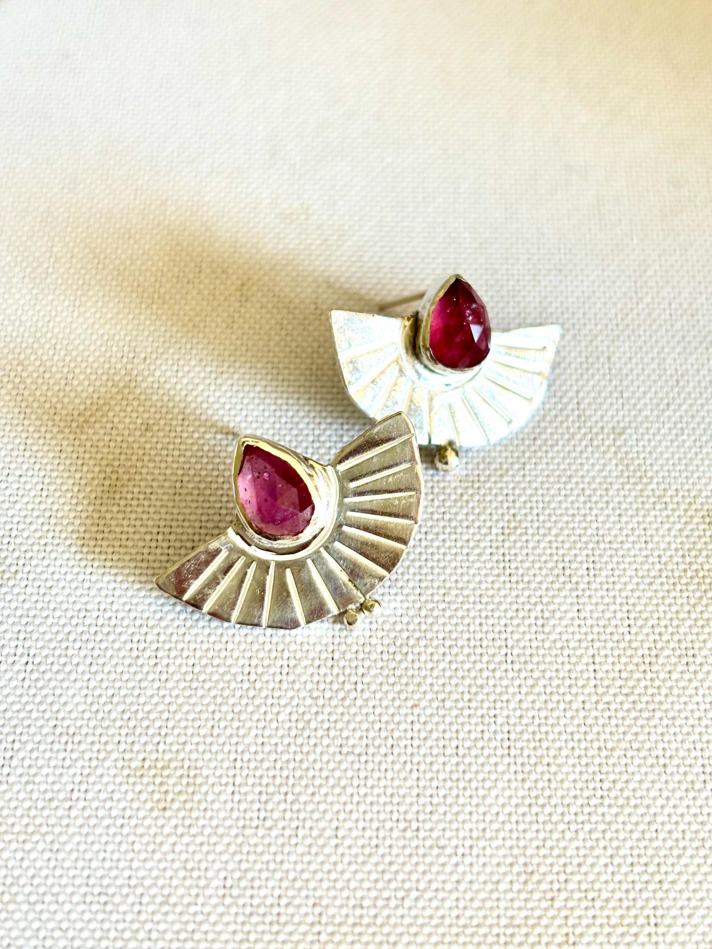 Natural Vivid Magenta Thai Ruby Fan-shaped pear stone 925 sterling silver stud