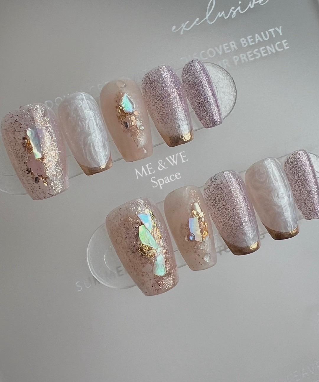 Pink shell drifting sand press-on nail