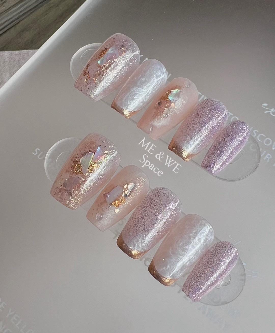 Pink shell drifting sand press-on nail