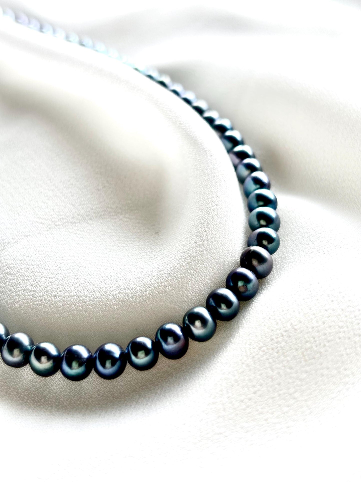 Blue Hydrangea: Confident Pearl Choker with Oceanic Iridescence 925 Sterling Silver (AA+ Luster)