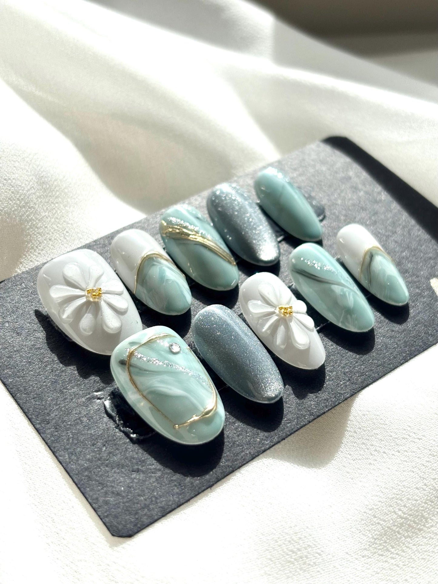Daisy Bloom Mint Marble Press-On Nail ( S, M available )