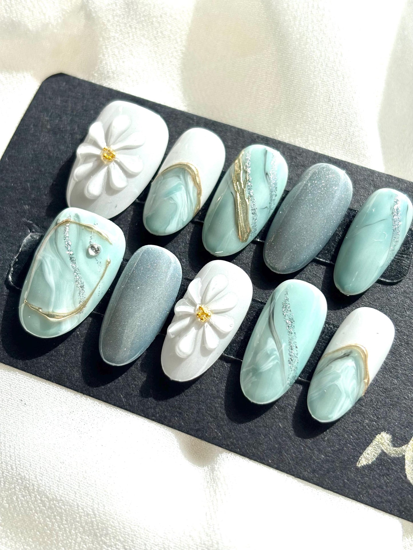Daisy Bloom Mint Marble Press-On Nail ( S, M available )