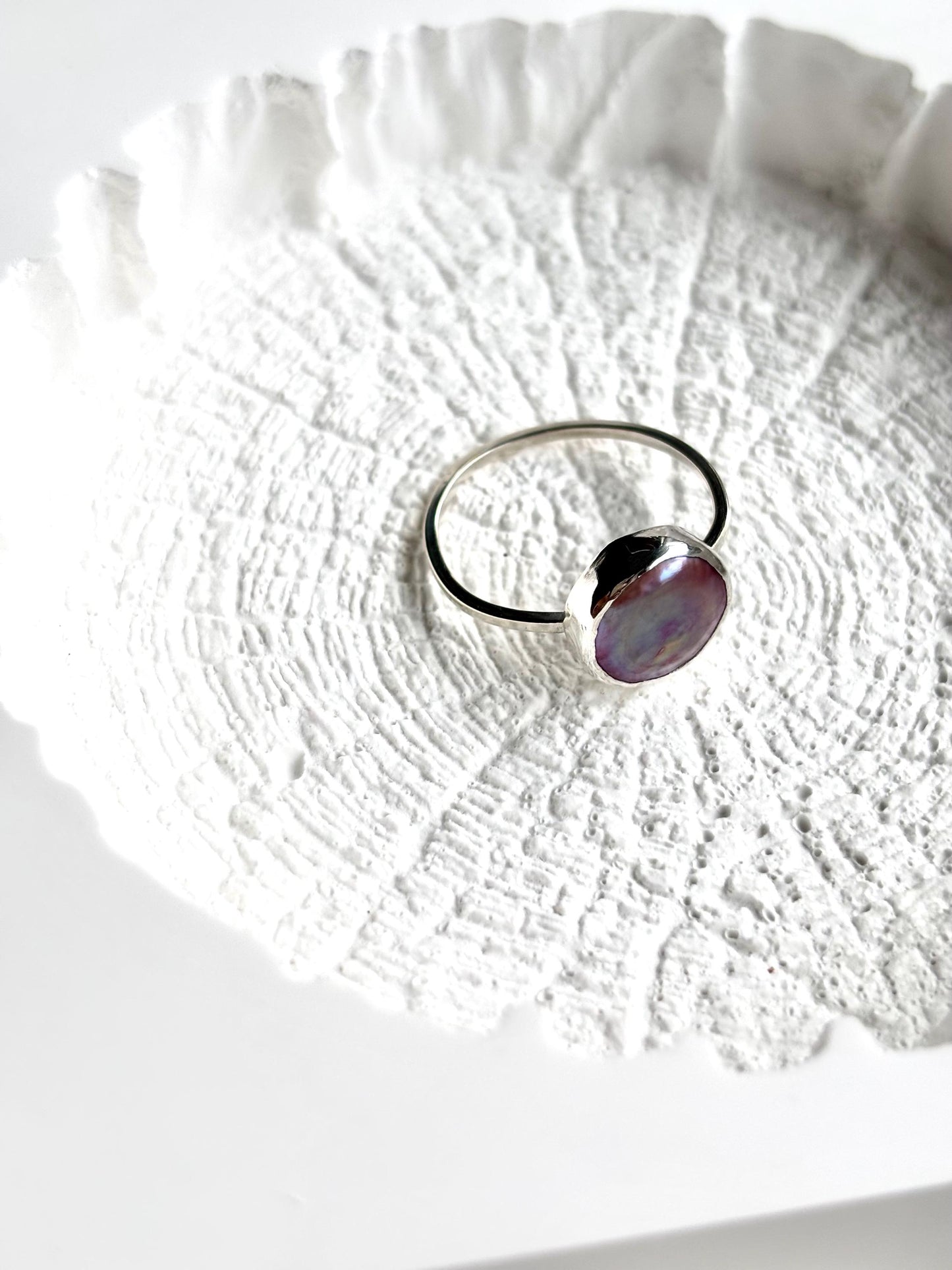 Velvet Plum – Sterling Silver Ring with Iridescent Baroque Pearl