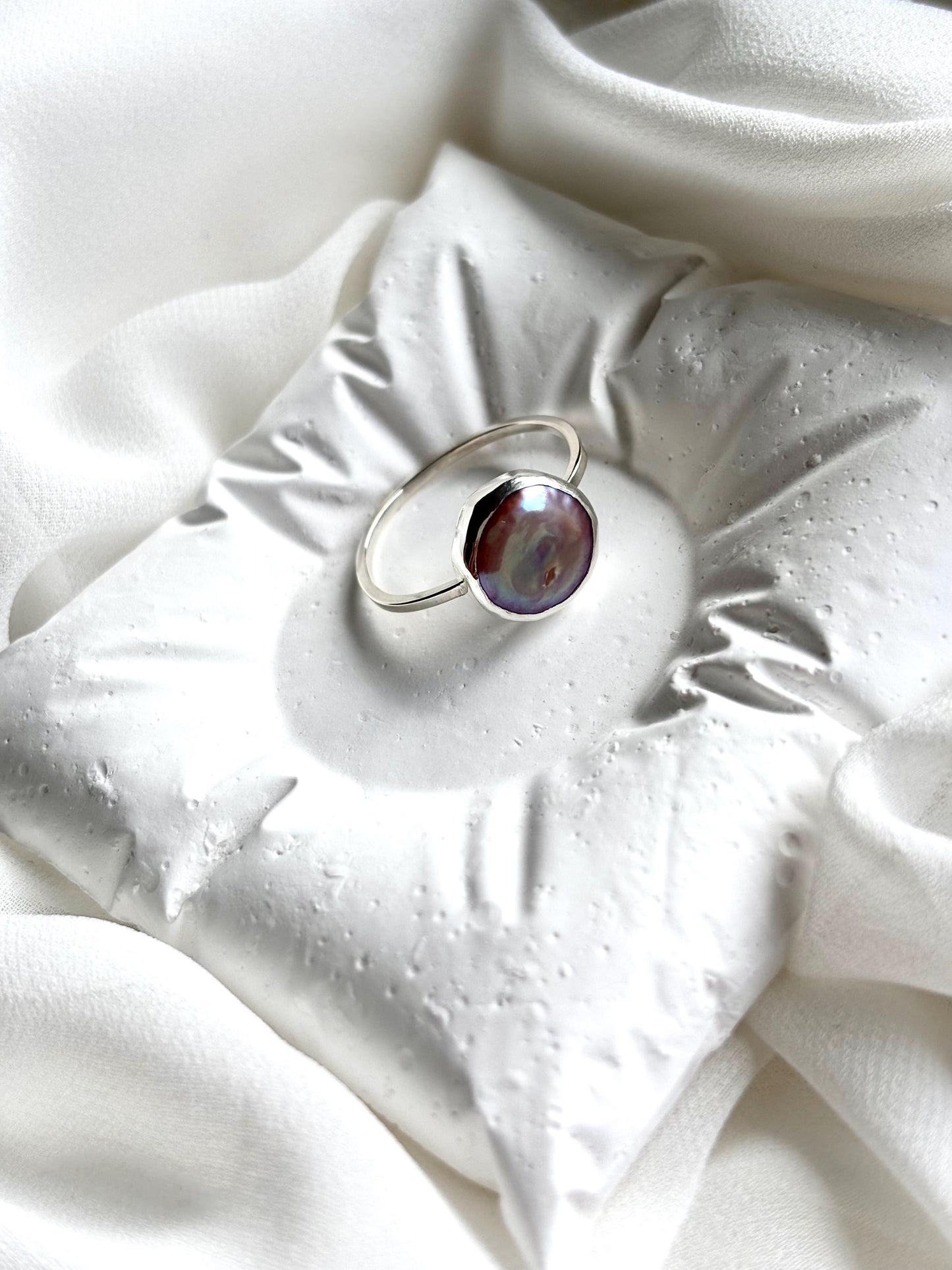 Velvet Plum – Sterling Silver Ring with Iridescent Baroque Pearl