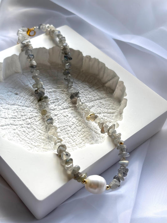 Irregular Labradorite Choker Necklace with White Pearl Center – 35cm Natural Gemstone Jewelry