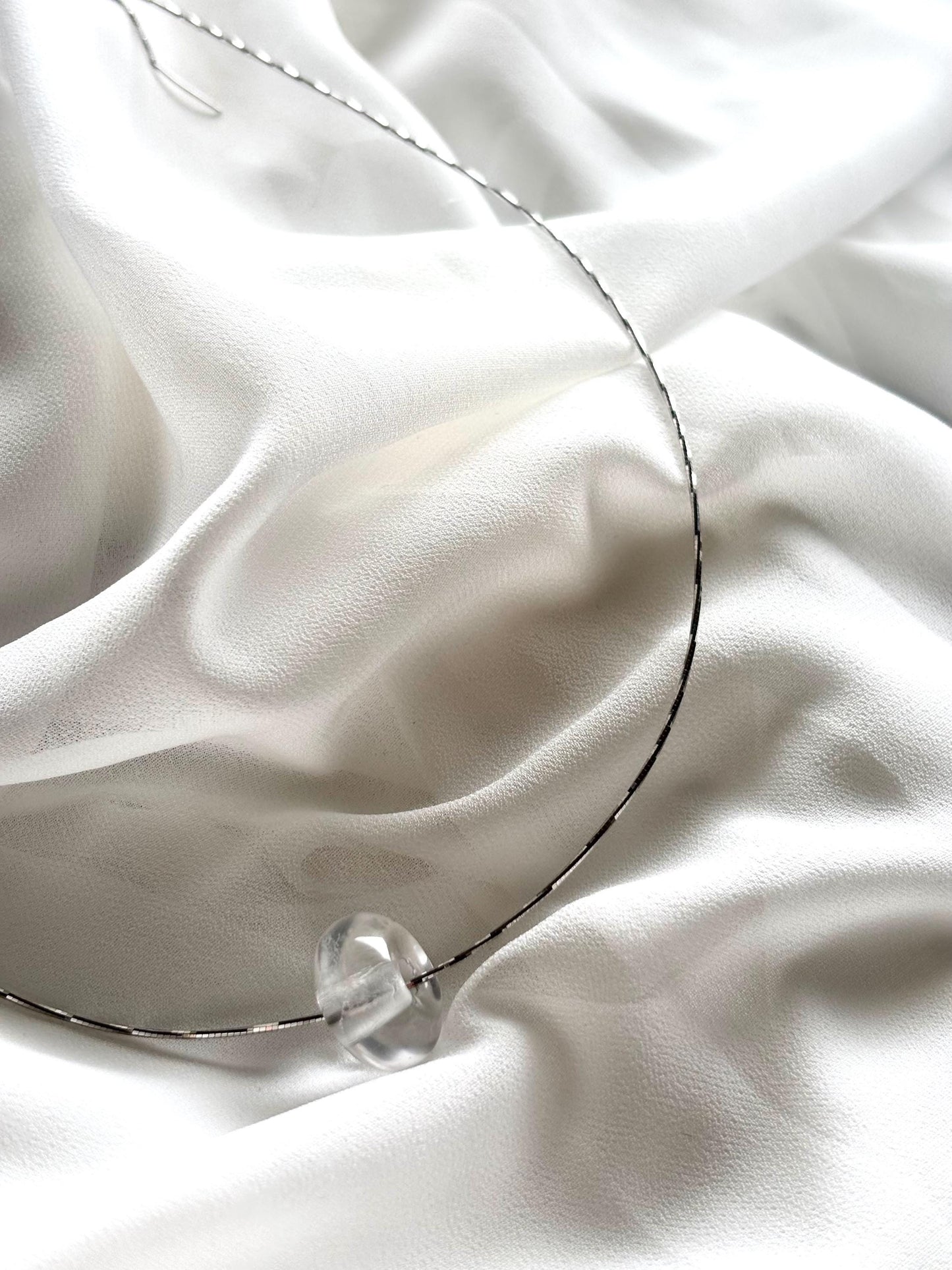 Minimalist Sterling Silver Elastic Collar with Clear Quartz Donut Pendant – 45cm Layering Necklace