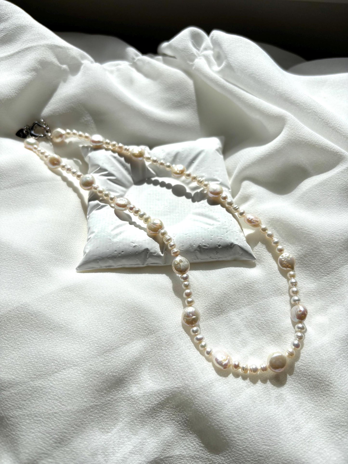 Charming White Baroque Pearl Necklace – Irregular Coin & Round Pearls, 40cm Easy-to-Wear Design