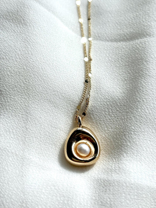 Elegant Gold-Plated Freshwater Pearl Necklace – Unique Pendant with Delicate Chain