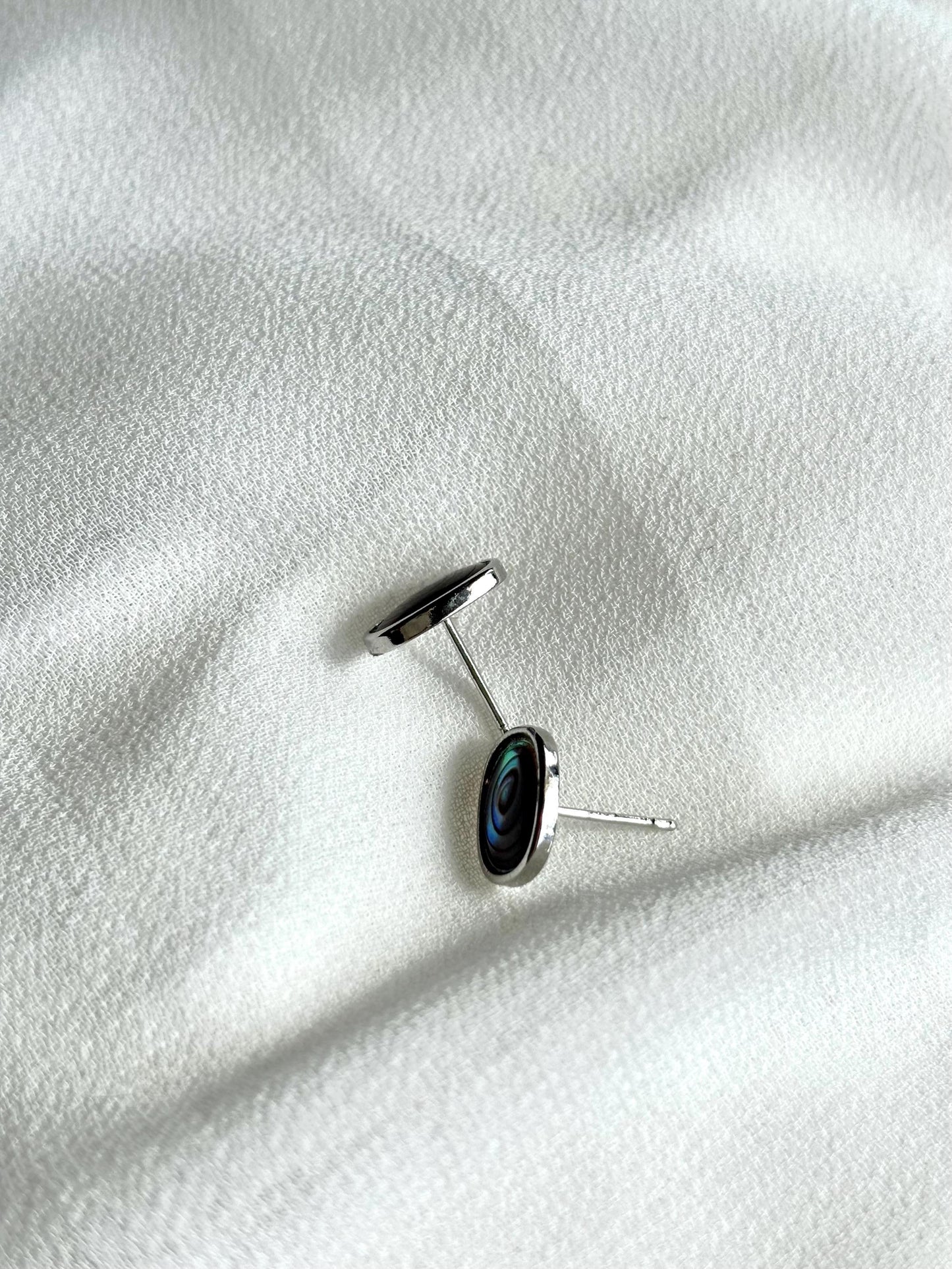 Elegant Mother-of-Pearl Studs with Black, Blue, Green Hues, and Spiral Pattern – Sterling Silver Wire