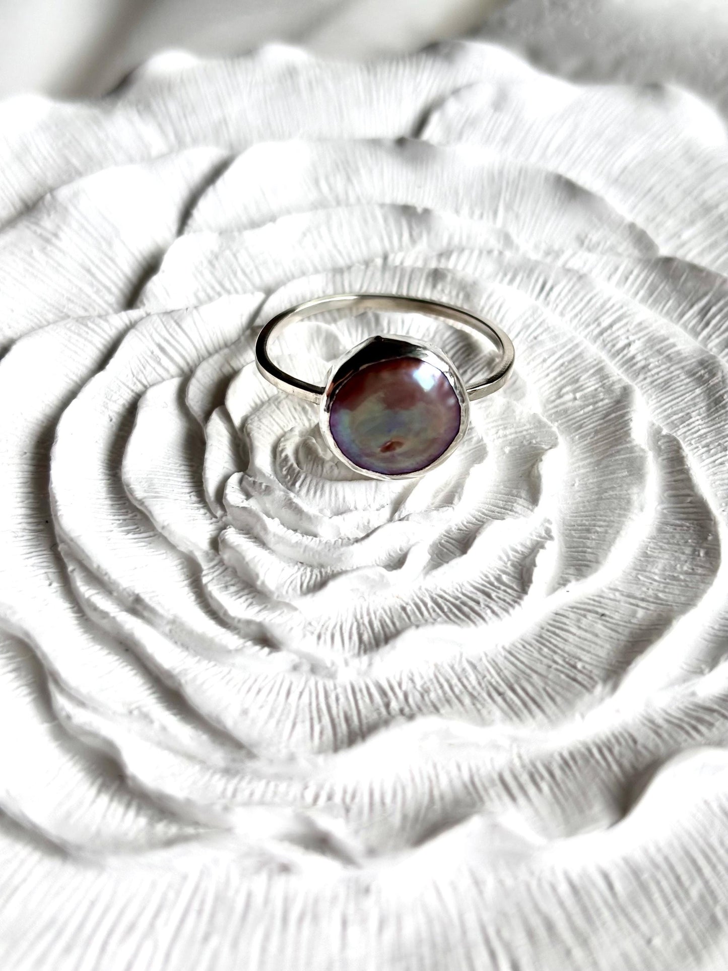Velvet Plum – Sterling Silver Ring with Iridescent Baroque Pearl