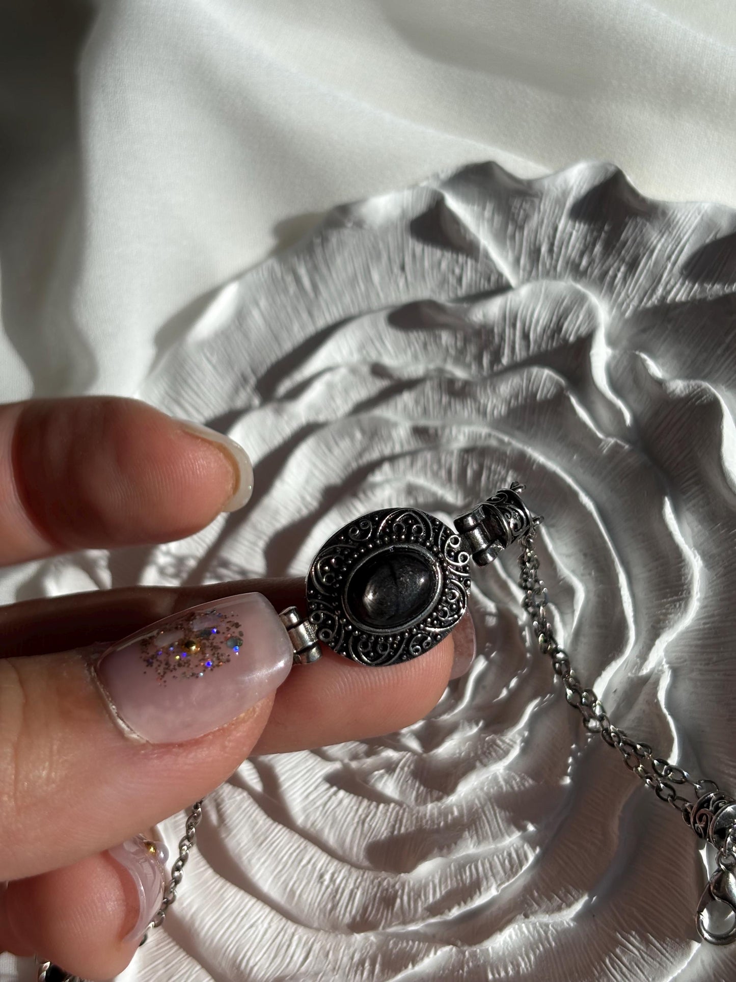Mystical Silver Obsidian Bracelet – Vintage-Inspired Elegance