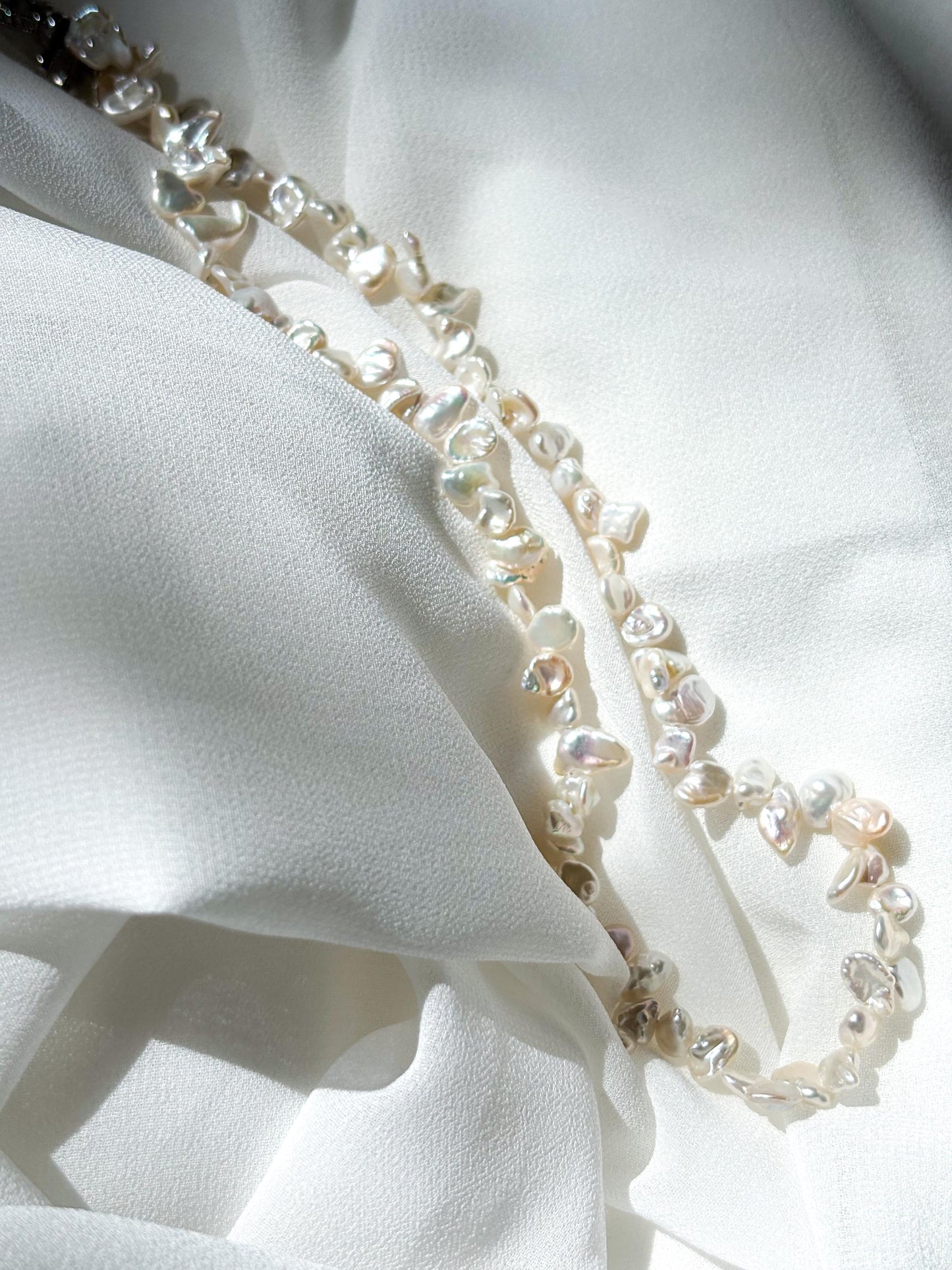 White Baroque Petal Pearl Choker & Classic Pearl Studs