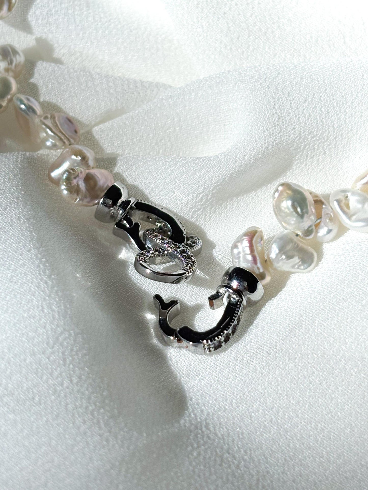 White Baroque Petal Pearl Choker & Classic Pearl Studs