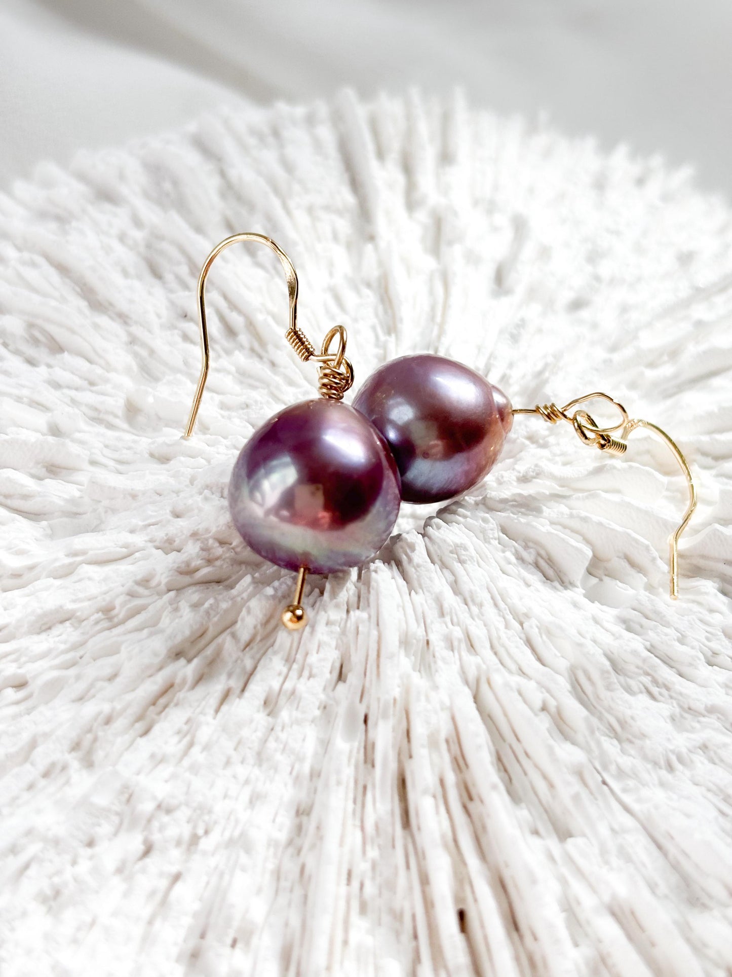 Blueberry Bubble Gum – Gold-Plated Edison Pearl Dangling Earrings