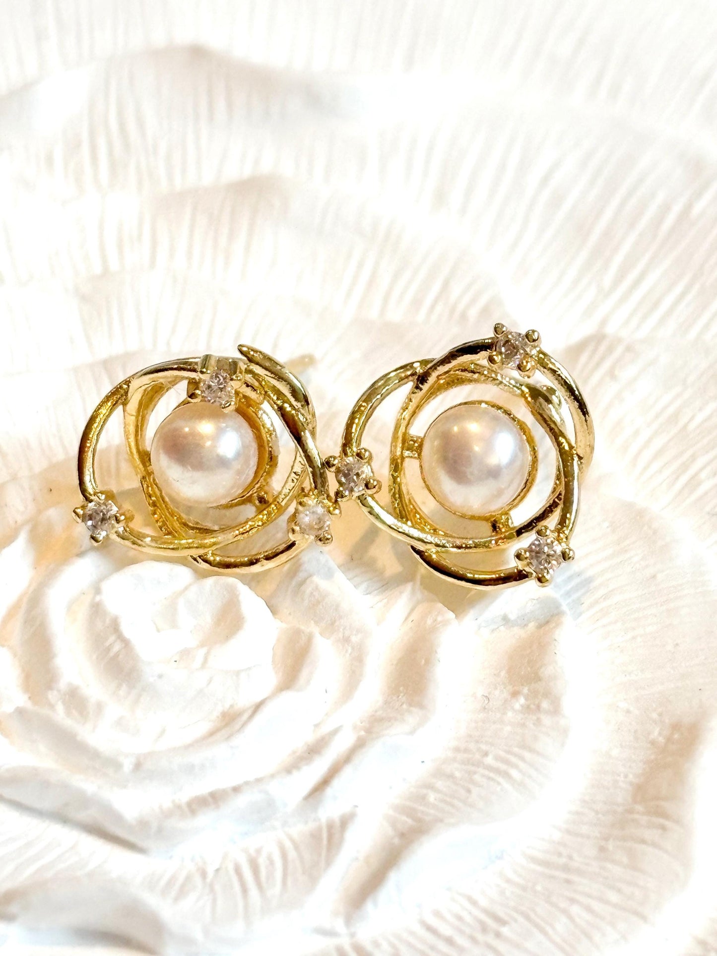 Golden Orbit – Freshwater Pearl Stud Earrings
