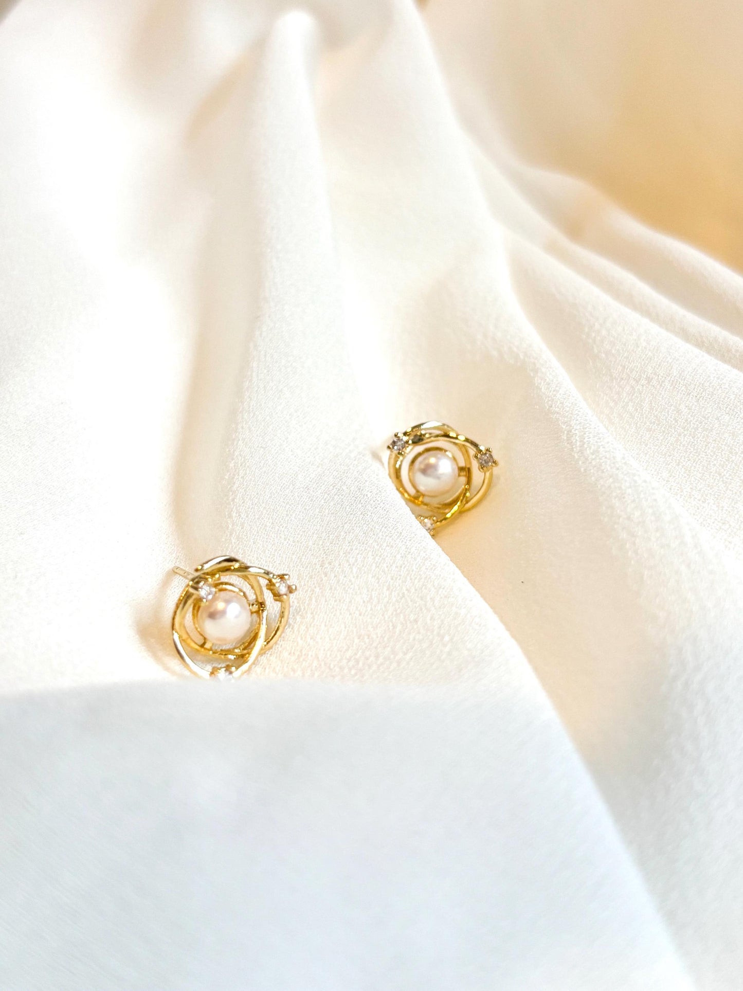 Golden Orbit – Freshwater Pearl Stud Earrings