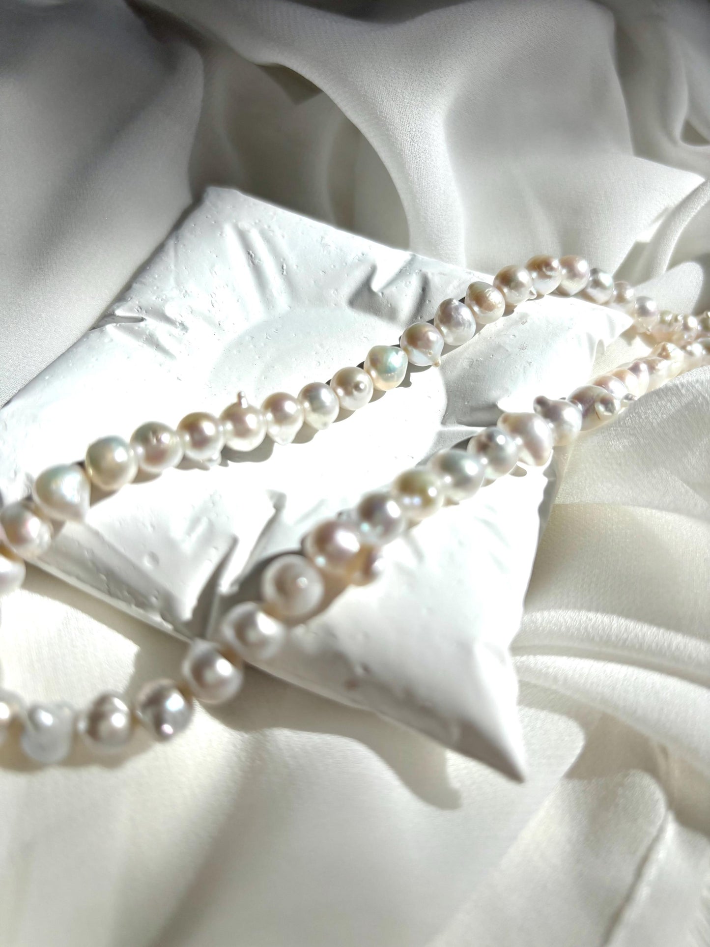 Irregular white baroque summer casual natural freshwater pearl necklace (AA Luster)