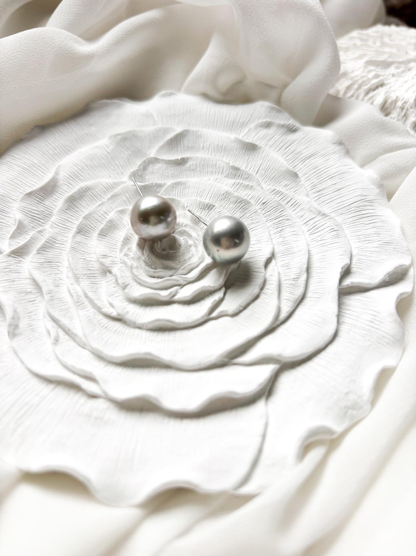 Moon Shadow – 11.5mm Grey Round Pearl Stud Earrings