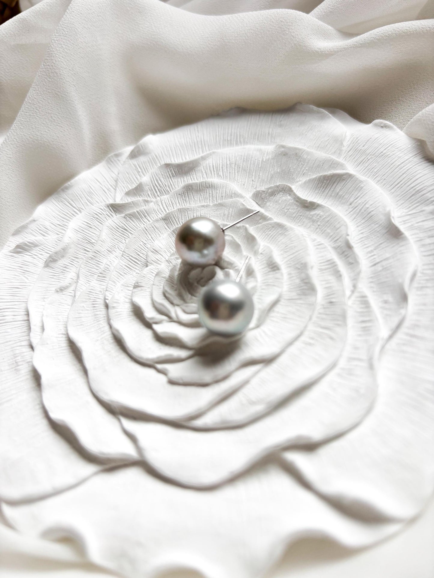 Moon Shadow – 11.5mm Grey Round Pearl Stud Earrings