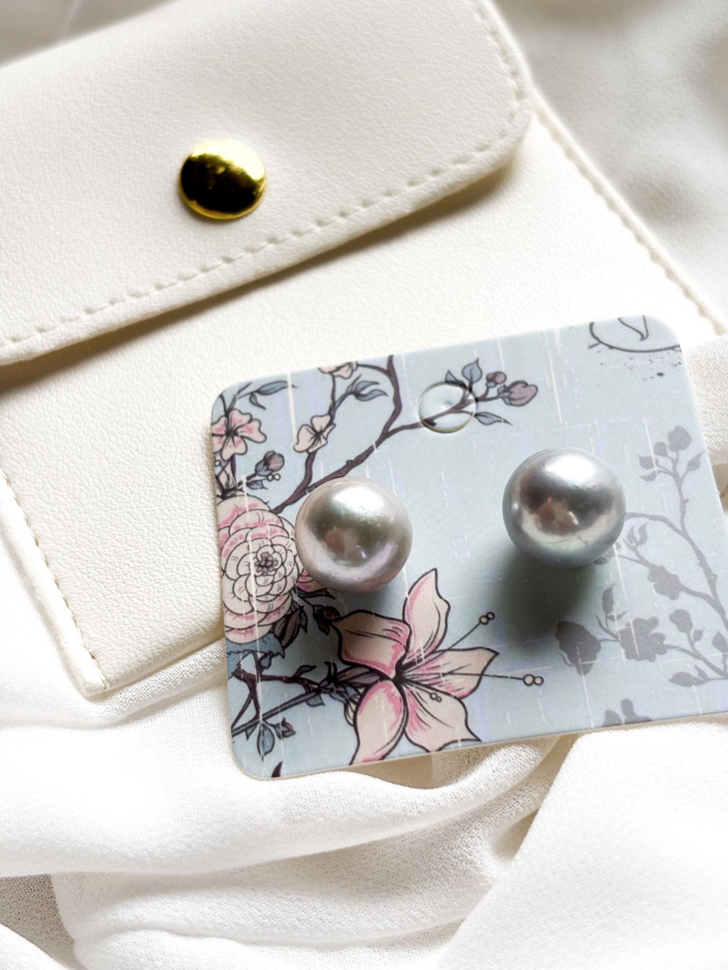 Moon Shadow – 11.5mm Grey Round Pearl Stud Earrings