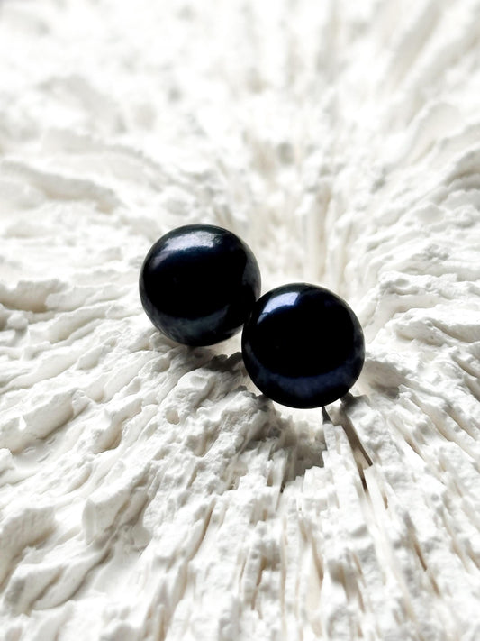 Midnight Vibe – 8mm Black Pearl Stud Earrings