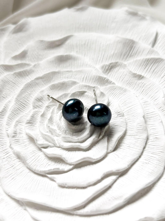 Indigo Pop – 7mm Dark Blue Pearl Stud Earrings