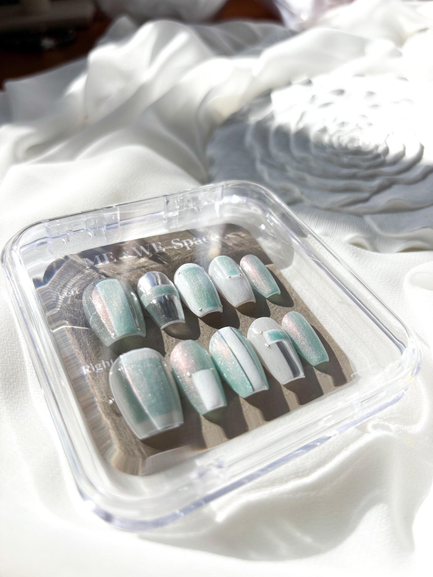 Mint in the photo frame press-on nail (Short Coffin)