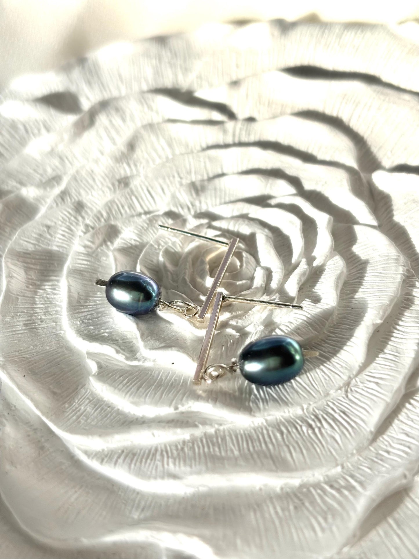 Tahitian Dream – Sterling Silver Bar-Style Pearl Stud Earrings