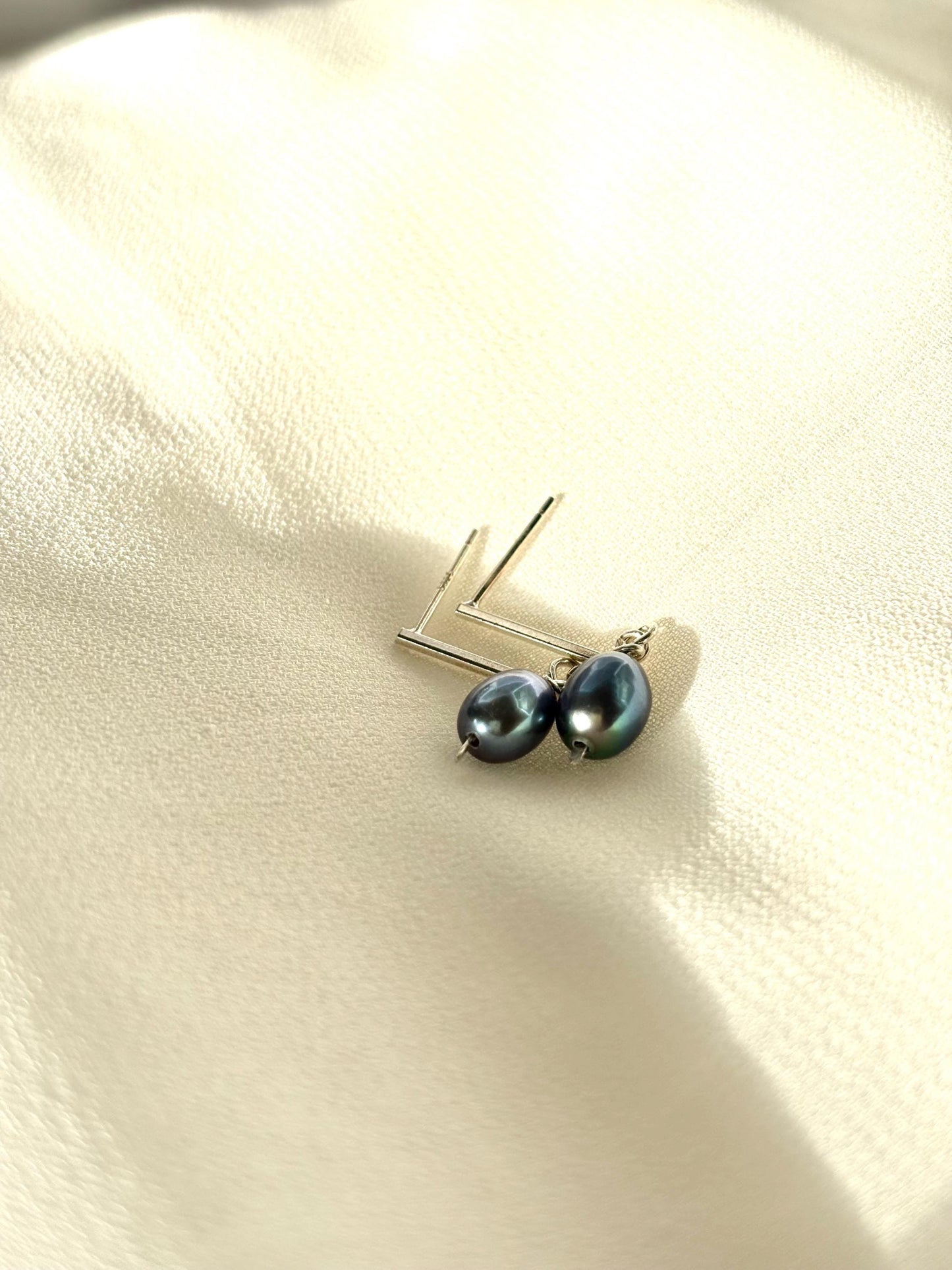 Tahitian Dream – Sterling Silver Bar-Style Pearl Stud Earrings