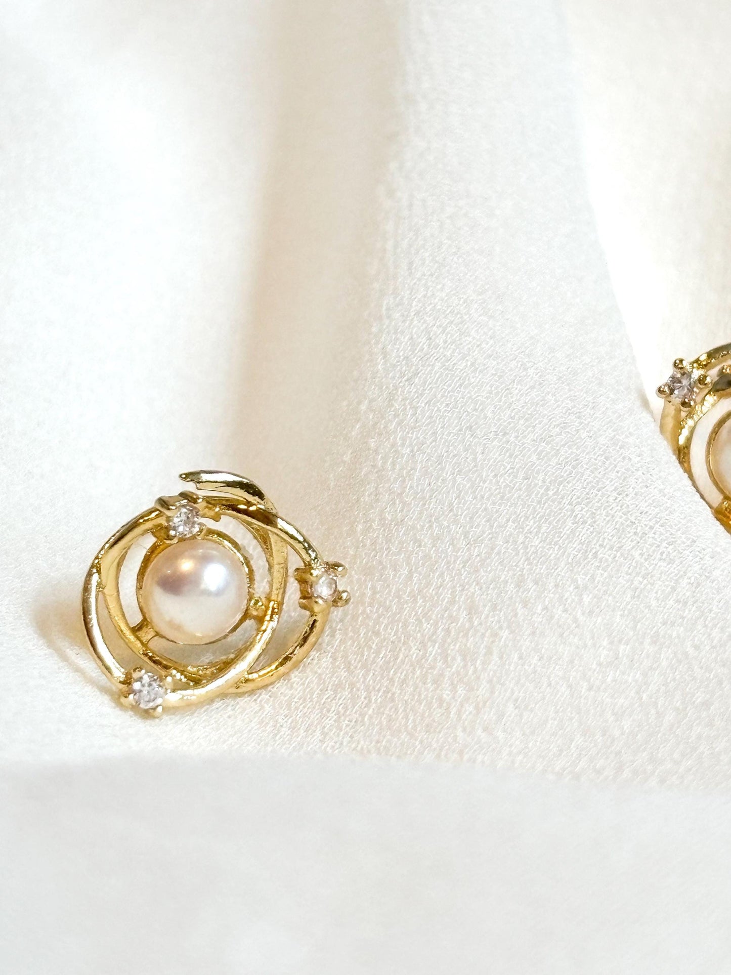 Golden Orbit – Freshwater Pearl Stud Earrings