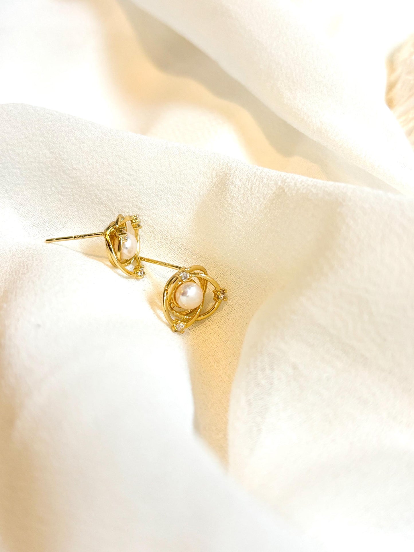 Golden Orbit – Freshwater Pearl Stud Earrings