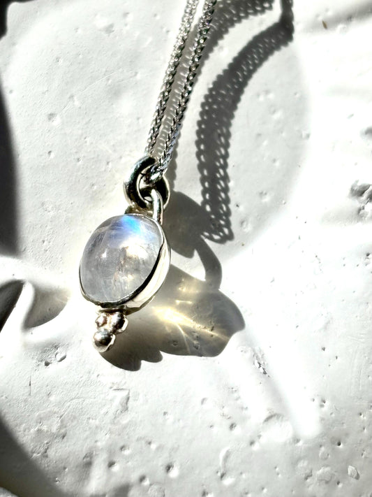 Lunar Glow – Oval Moonstone Vintage Pendant Necklace