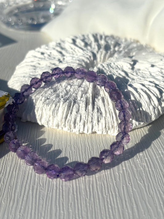 Purple Gleam – Faceted Amethyst Glow Bracelet
