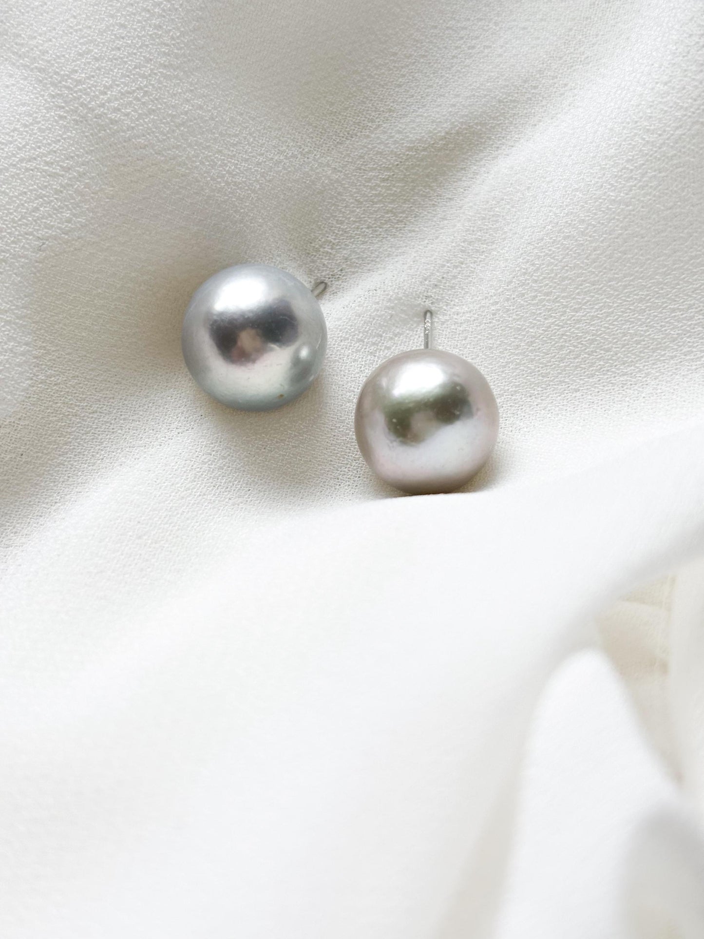 Moon Shadow – 11.5mm Grey Round Pearl Stud Earrings