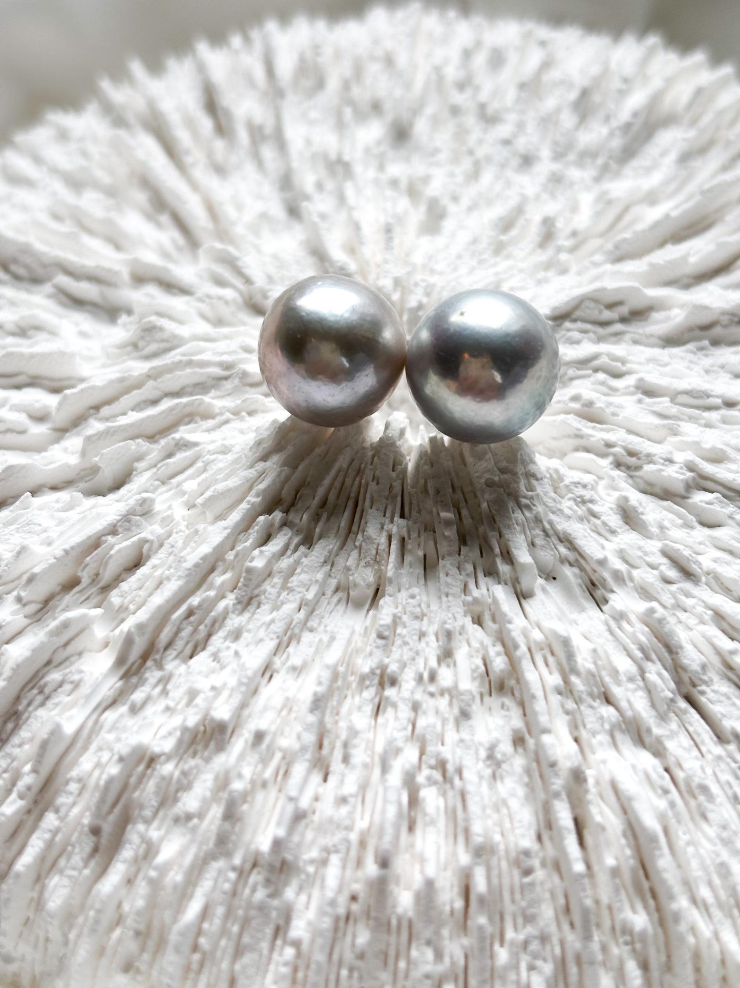 Moon Shadow – 11.5mm Grey Round Pearl Stud Earrings