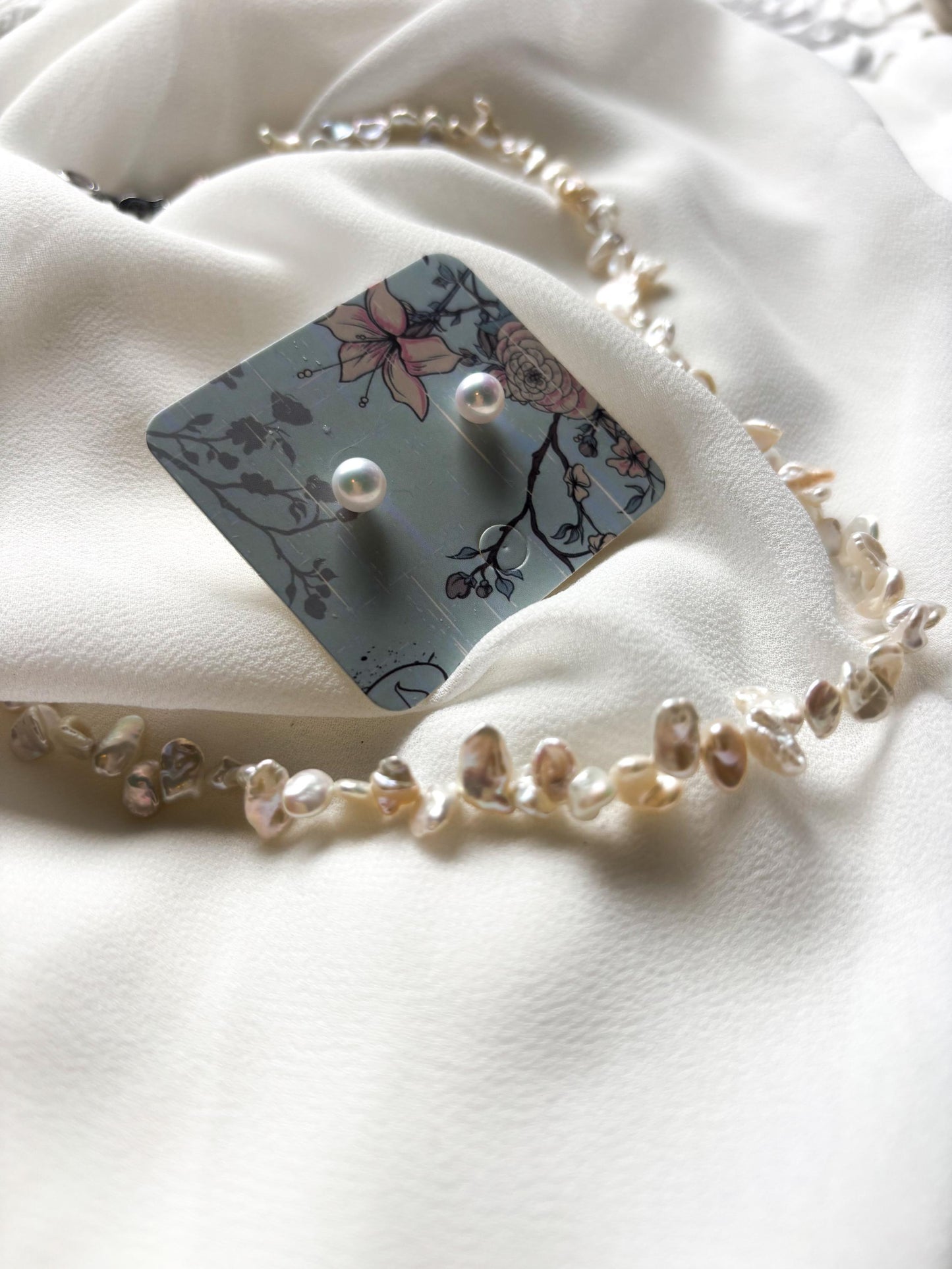 White Baroque Petal Pearl Choker & Classic Pearl Studs