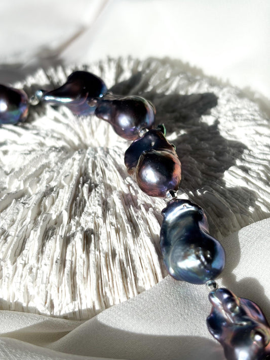 Ocean's Embrace – Fish-Tail Baroque Pearl Bracelet
